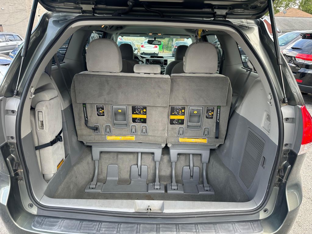 2011 Toyota Sienna Image 24