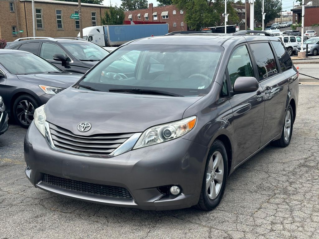 2011 Toyota Sienna Image 3