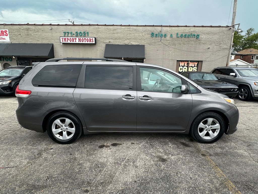 2011 Toyota Sienna Image 4