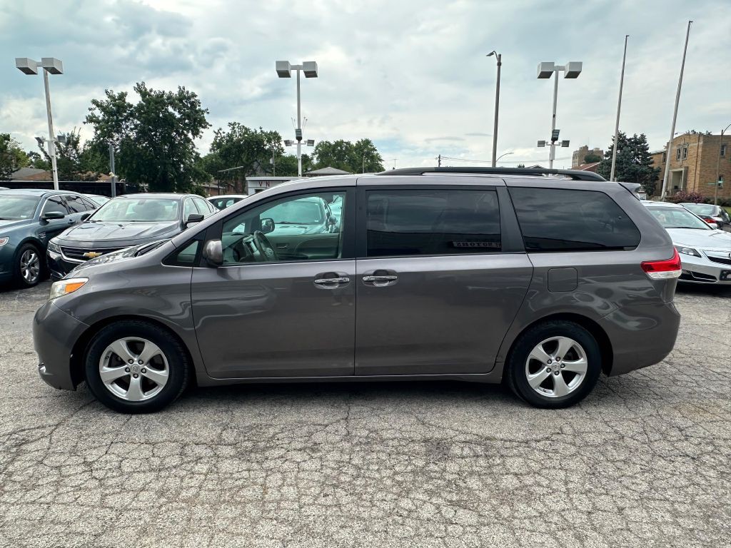 2011 Toyota Sienna Image 5