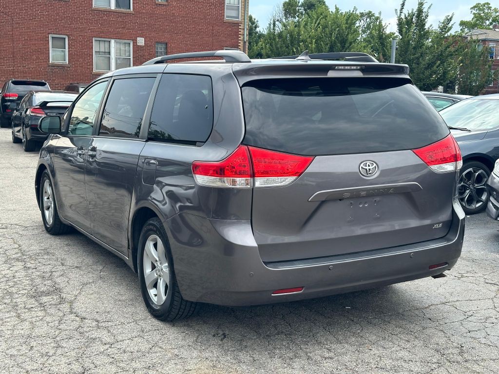 2011 Toyota Sienna Image 6