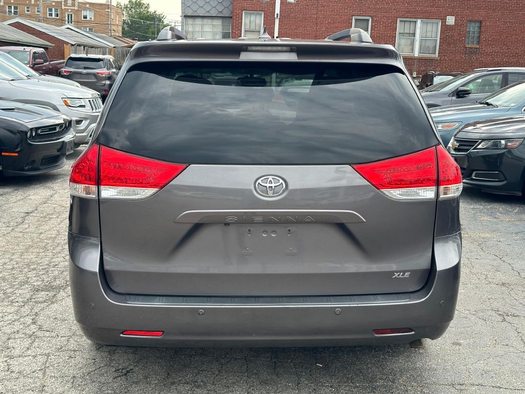 2011 Toyota Sienna Image 7