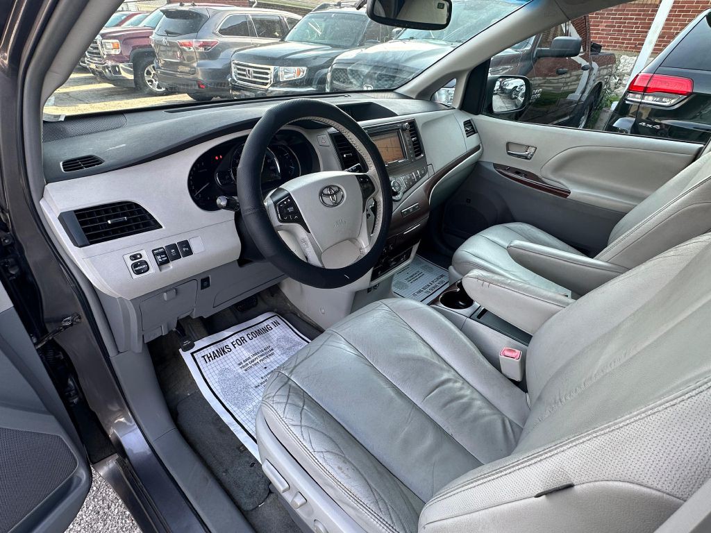 2011 Toyota Sienna Image 11