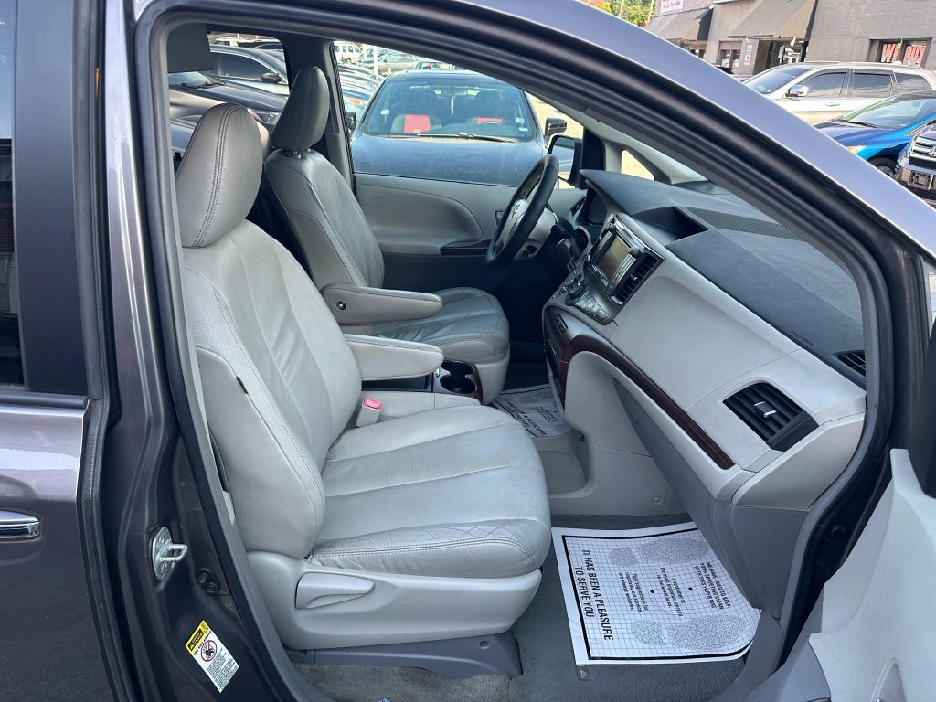 2011 Toyota Sienna Image 12