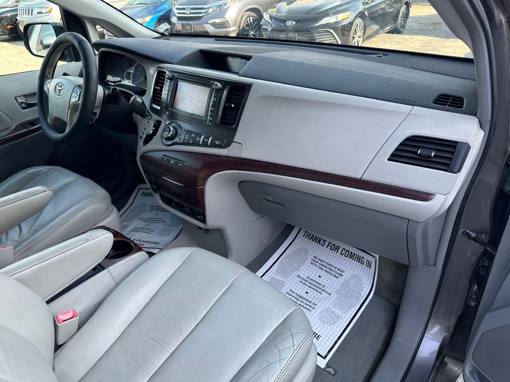 2011 Toyota Sienna Image 13
