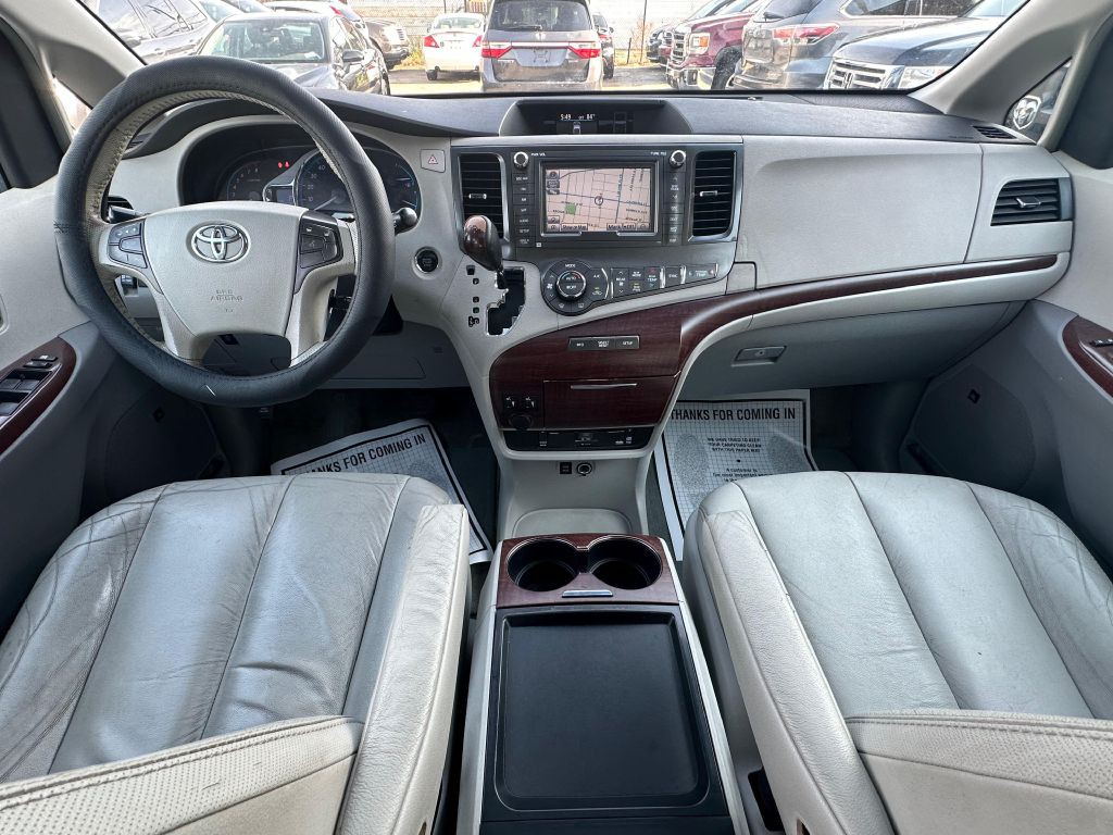 2011 Toyota Sienna Image 14