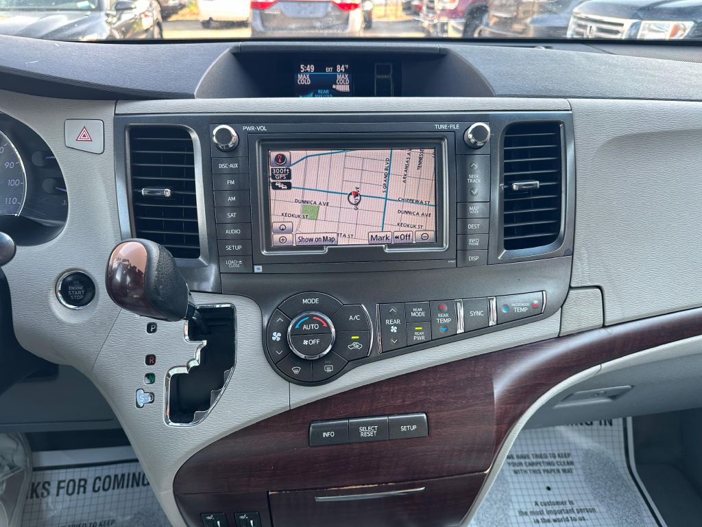 2011 Toyota Sienna Image 16