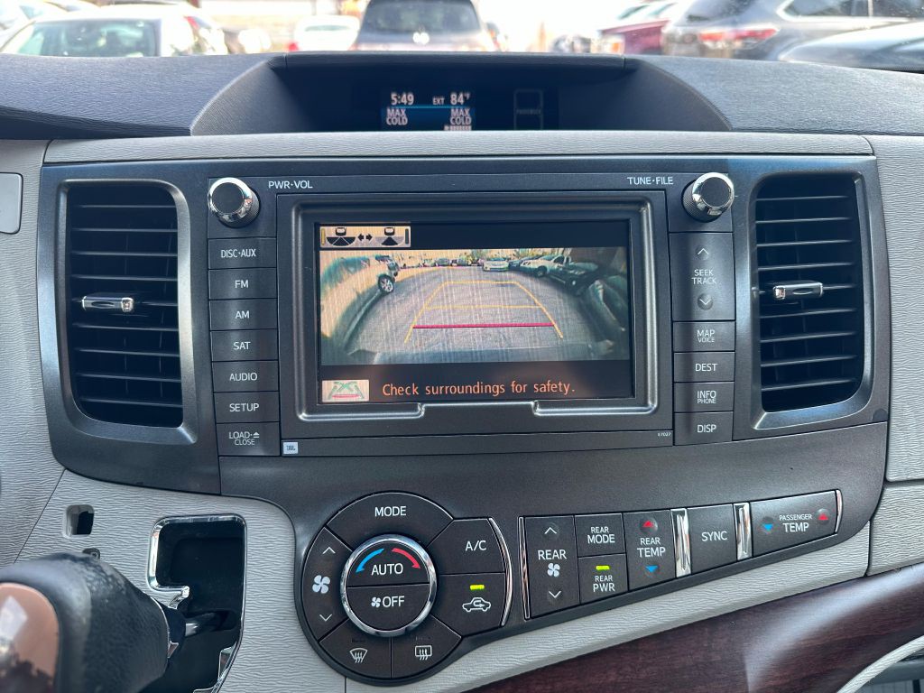 2011 Toyota Sienna Image 17