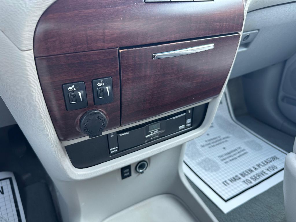 2011 Toyota Sienna Image 18
