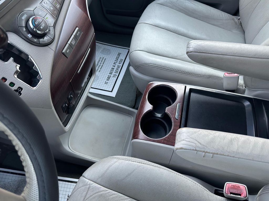 2011 Toyota Sienna Image 19
