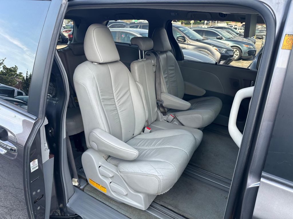 2011 Toyota Sienna Image 20