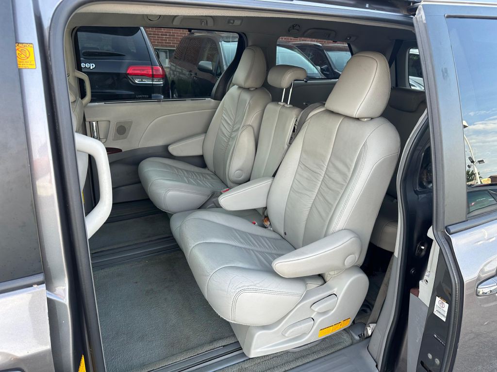 2011 Toyota Sienna Image 21