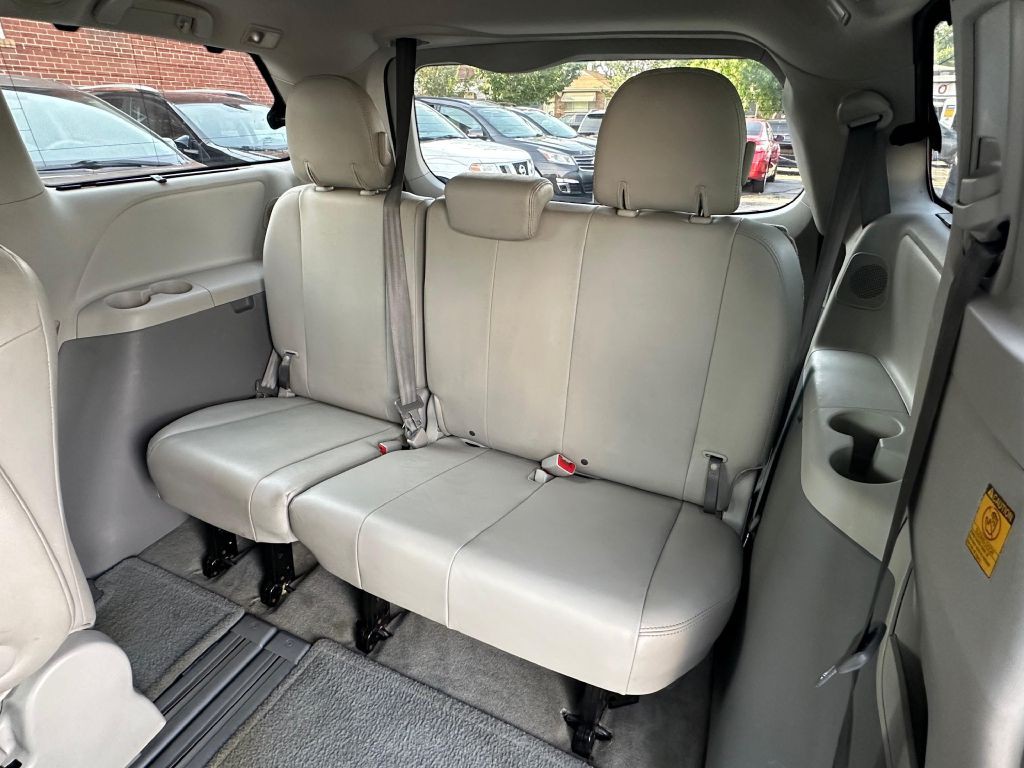 2011 Toyota Sienna Image 22