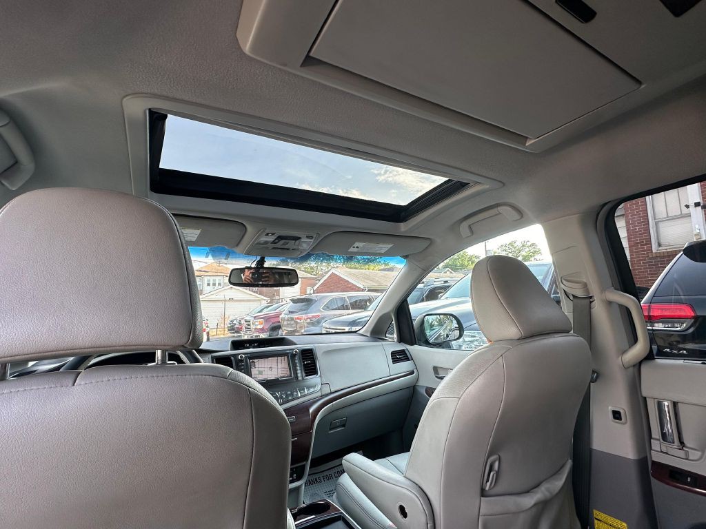 2011 Toyota Sienna Image 23