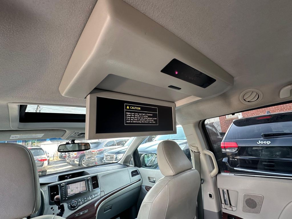 2011 Toyota Sienna Image 24