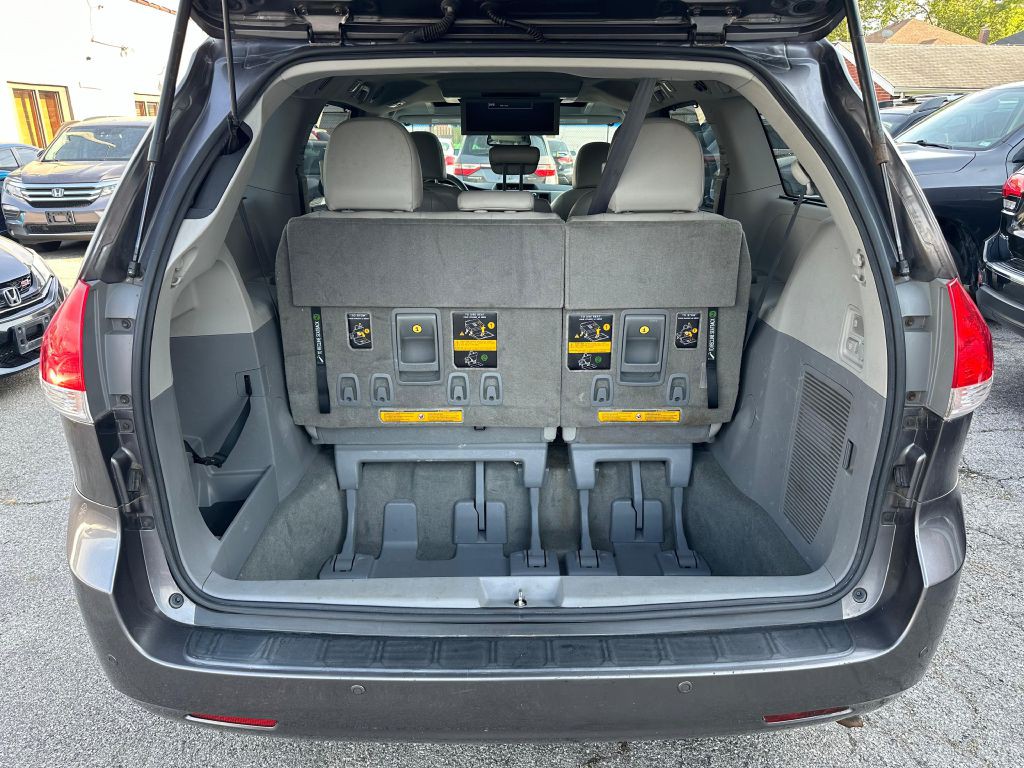 2011 Toyota Sienna Image 25