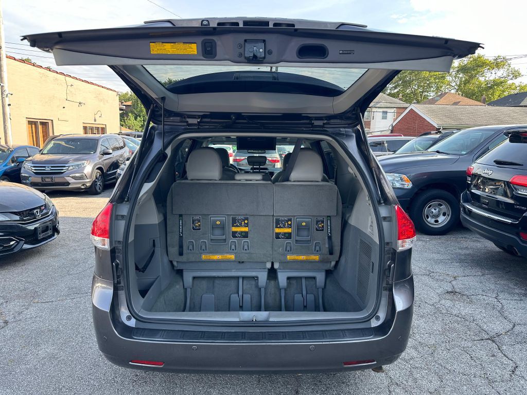 2011 Toyota Sienna Image 26