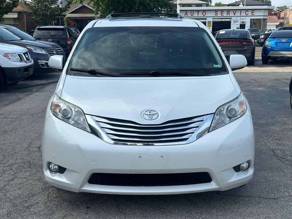 2011 Toyota Sienna Image 2