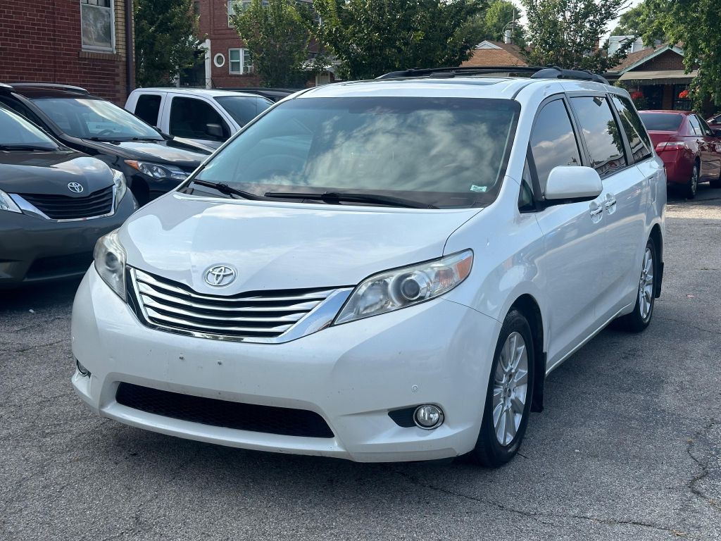 2011 Toyota Sienna Image 3