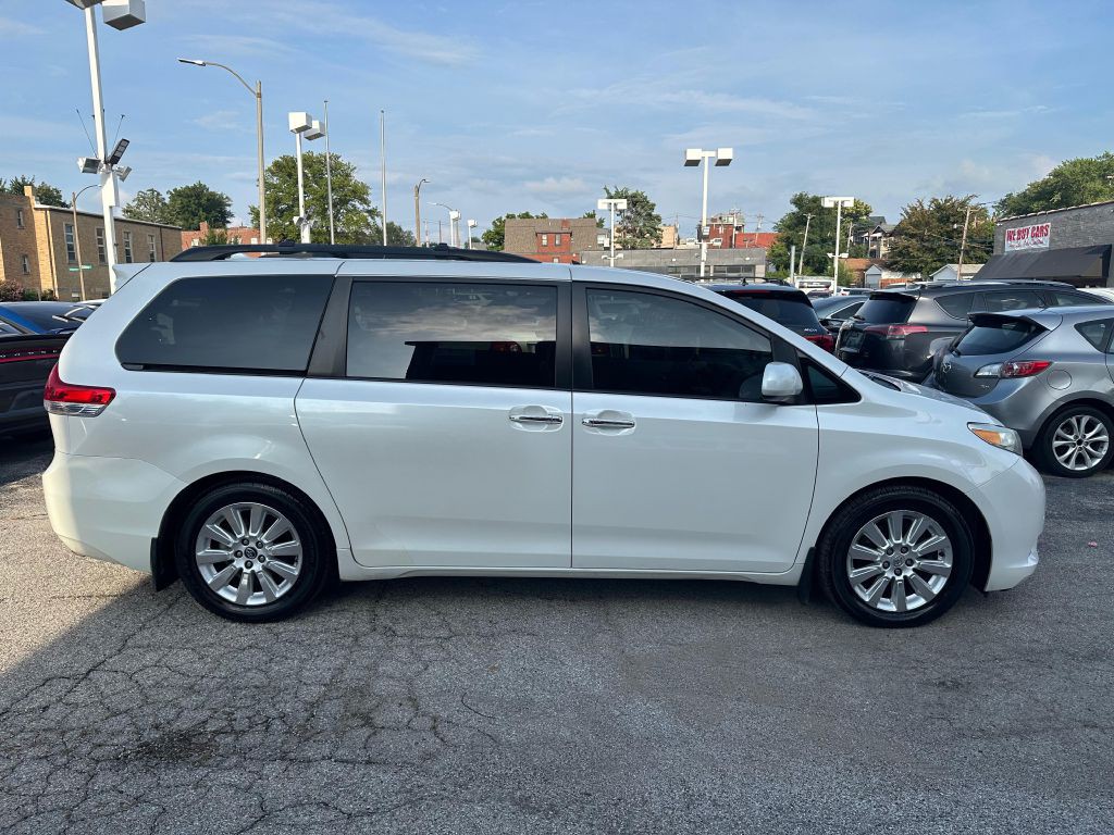 2011 Toyota Sienna Image 4