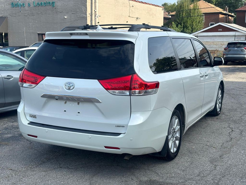 2011 Toyota Sienna Image 6