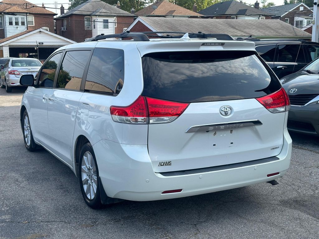 2011 Toyota Sienna Image 8