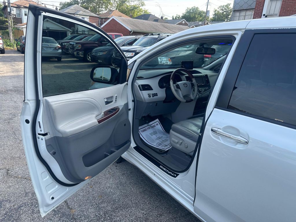 2011 Toyota Sienna Image 9
