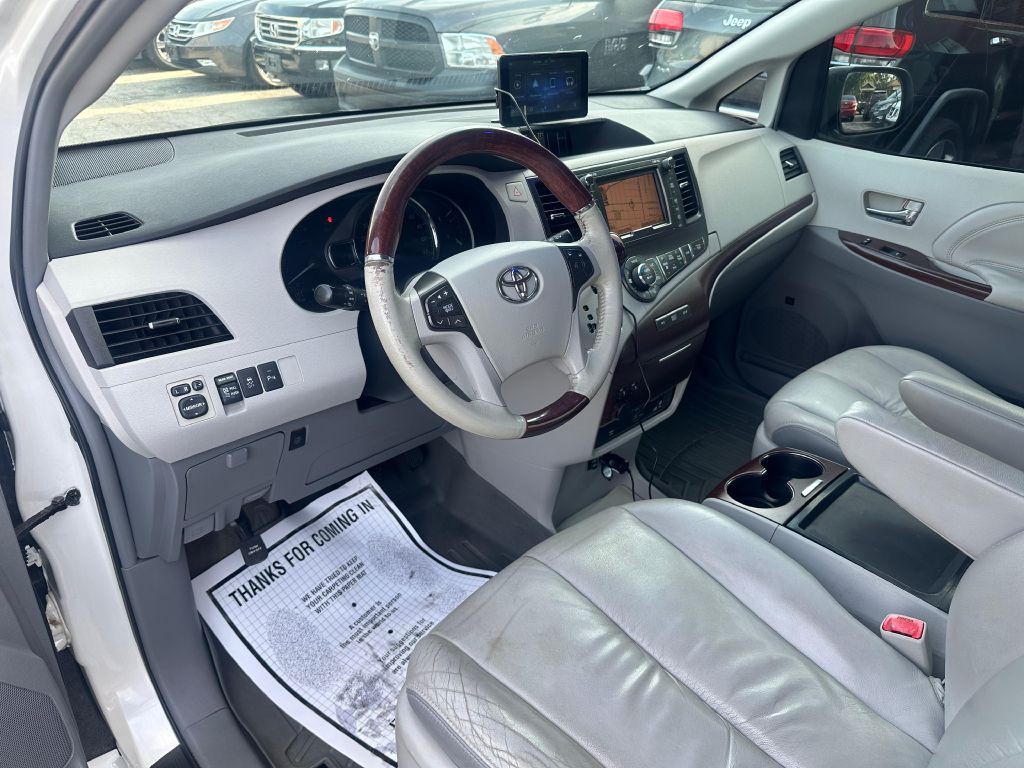 2011 Toyota Sienna Image 11