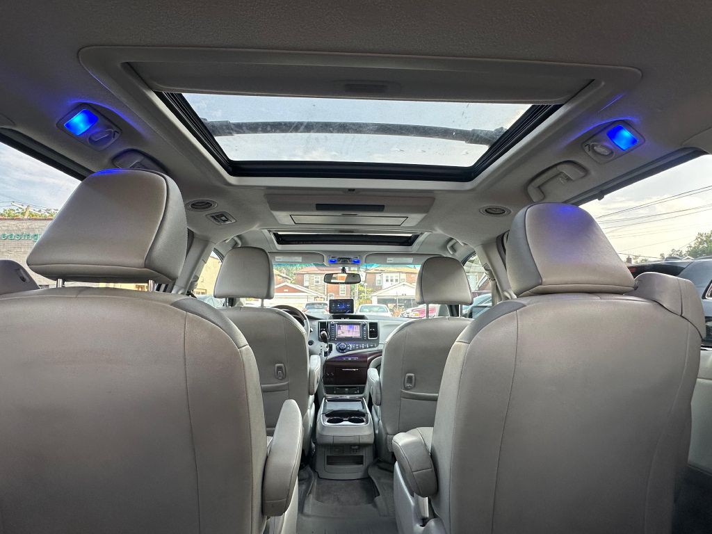 2011 Toyota Sienna Image 27