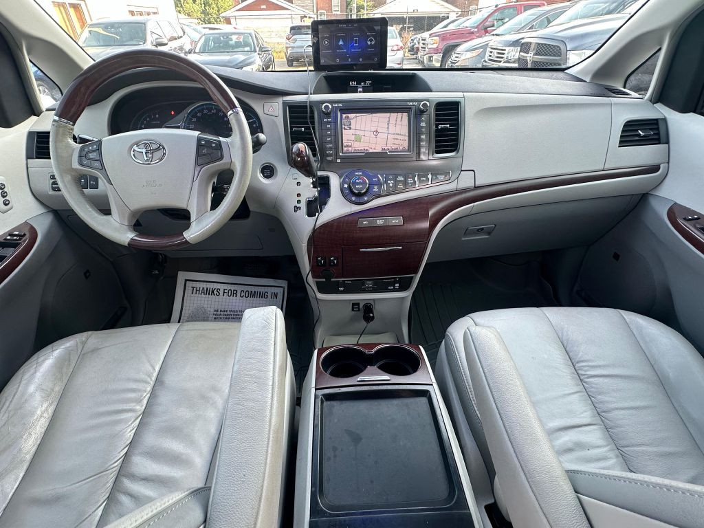2011 Toyota Sienna Image 14