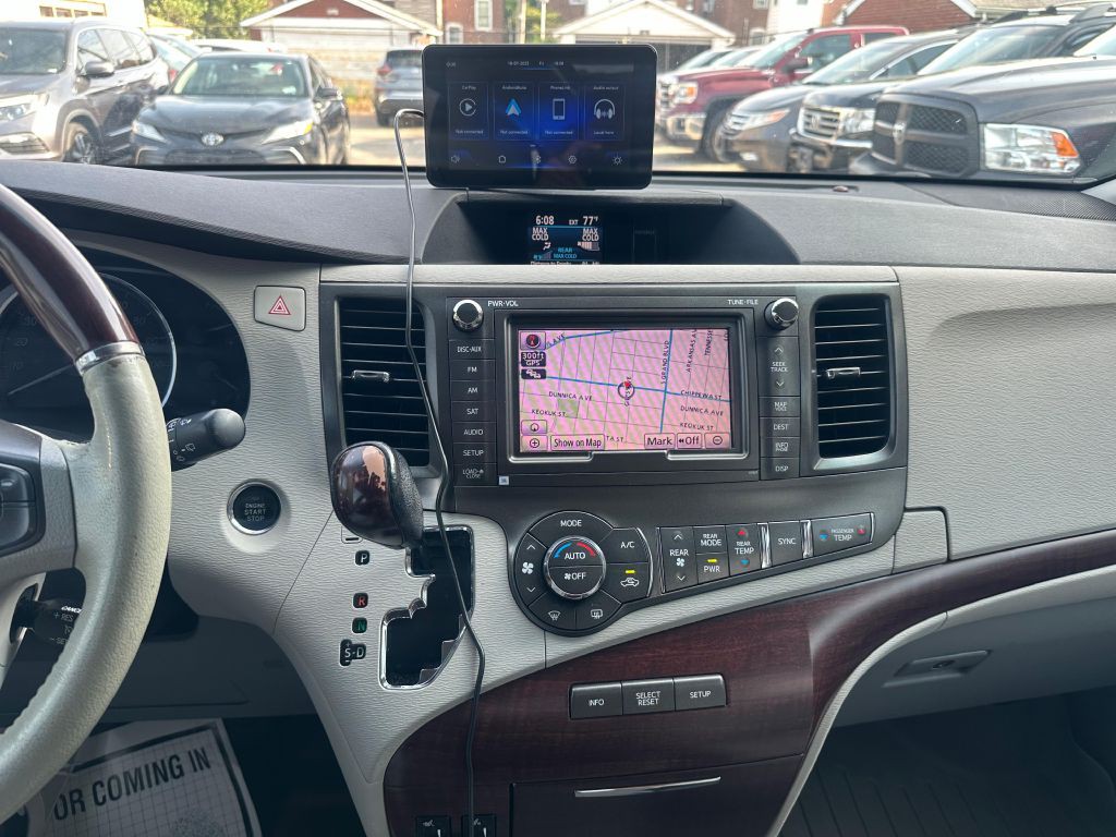 2011 Toyota Sienna Image 16