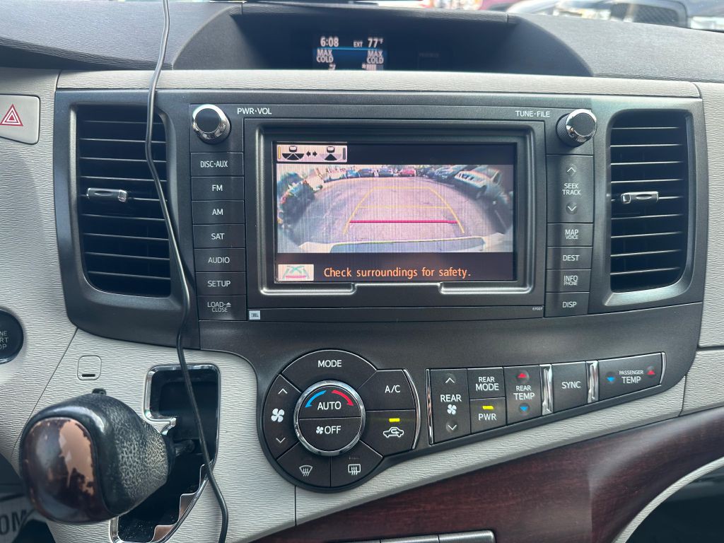 2011 Toyota Sienna Image 17