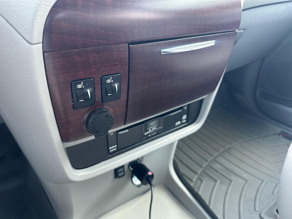 2011 Toyota Sienna Image 18