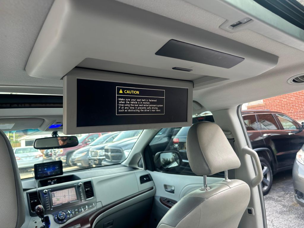 2011 Toyota Sienna Image 19