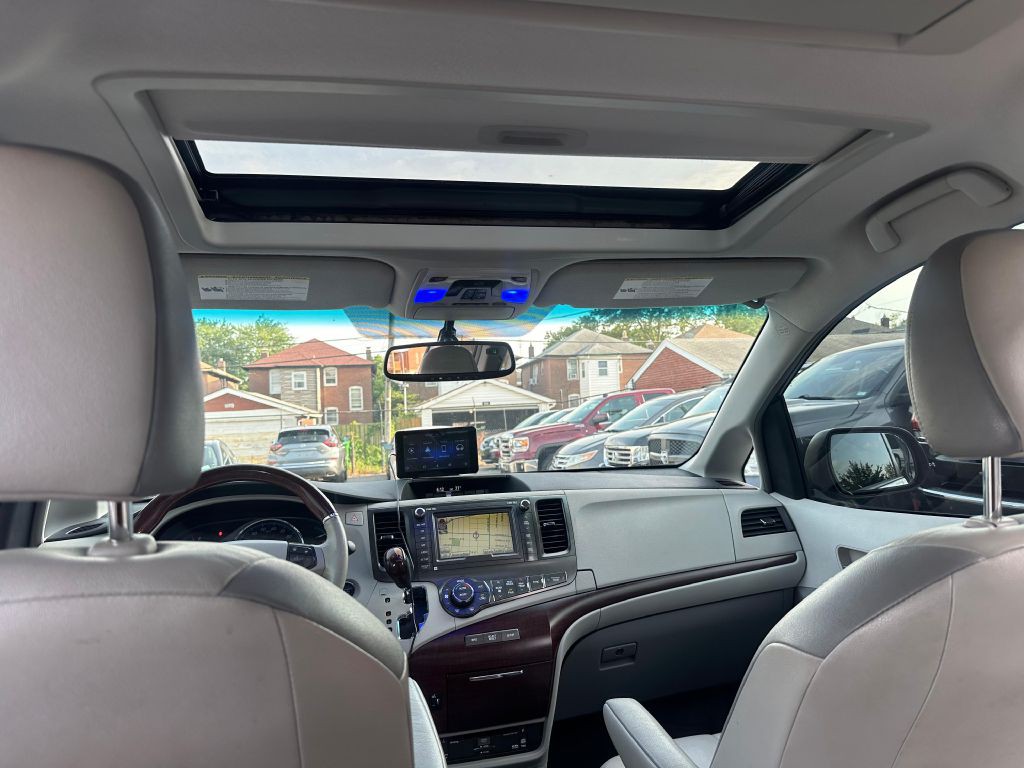 2011 Toyota Sienna Image 20