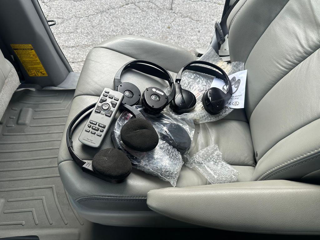 2011 Toyota Sienna Image 23