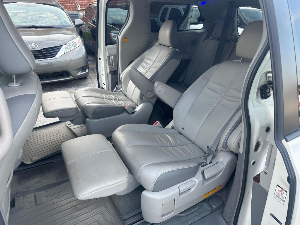 2011 Toyota Sienna Image 25