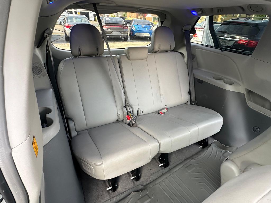 2011 Toyota Sienna Image 26