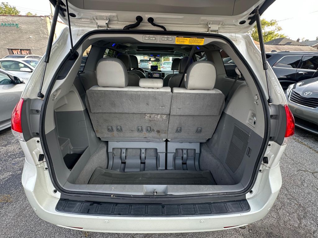 2011 Toyota Sienna Image 29