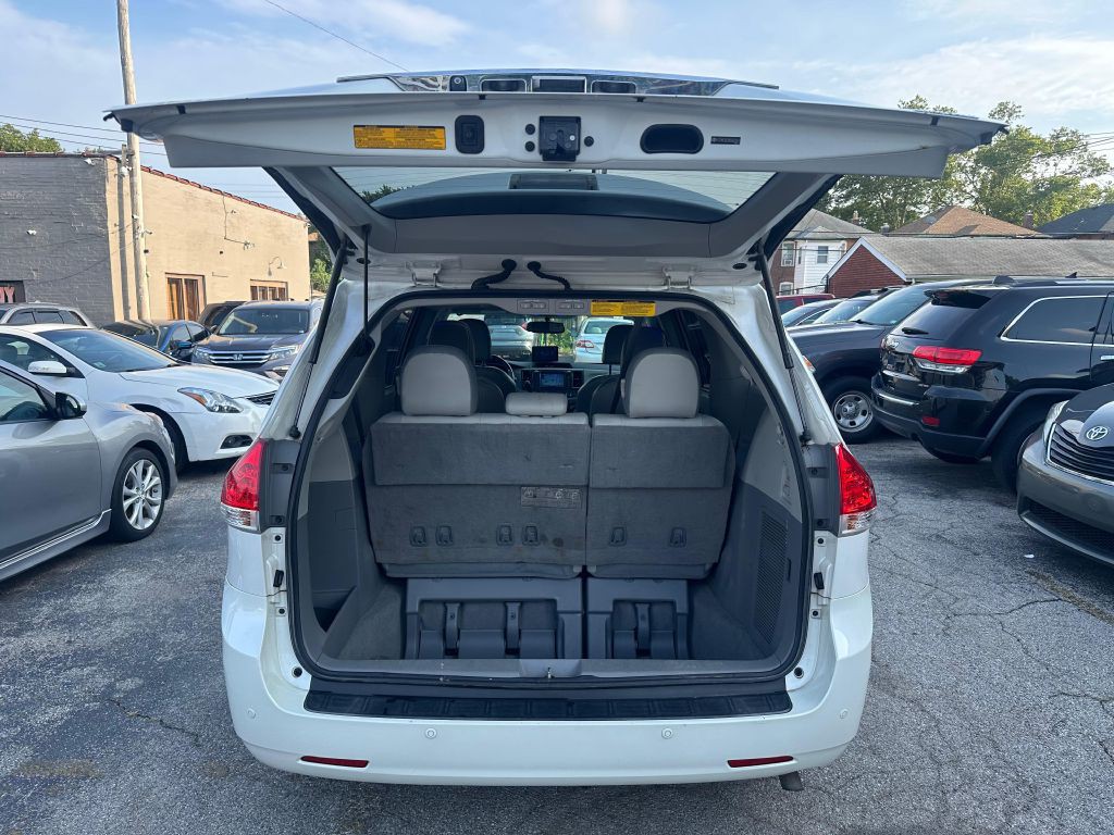 2011 Toyota Sienna Image 30
