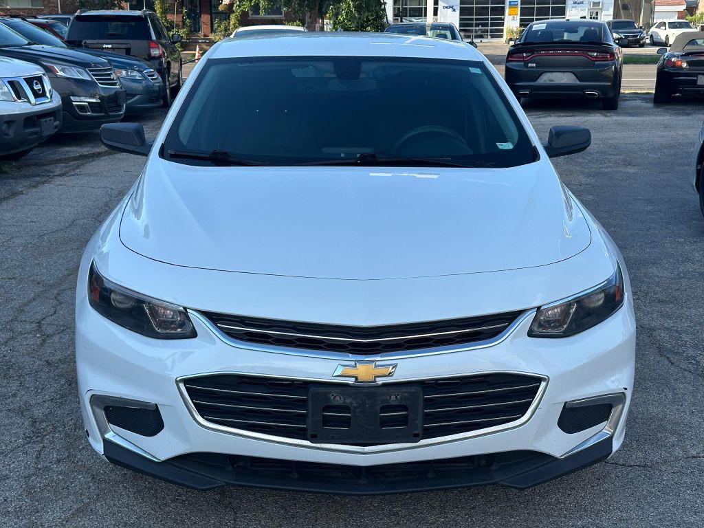 2017 Chevrolet Malibu Image 2
