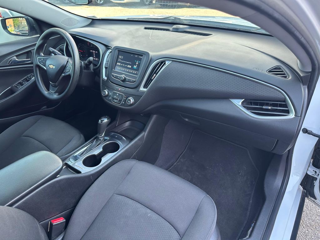 2017 Chevrolet Malibu Image 19