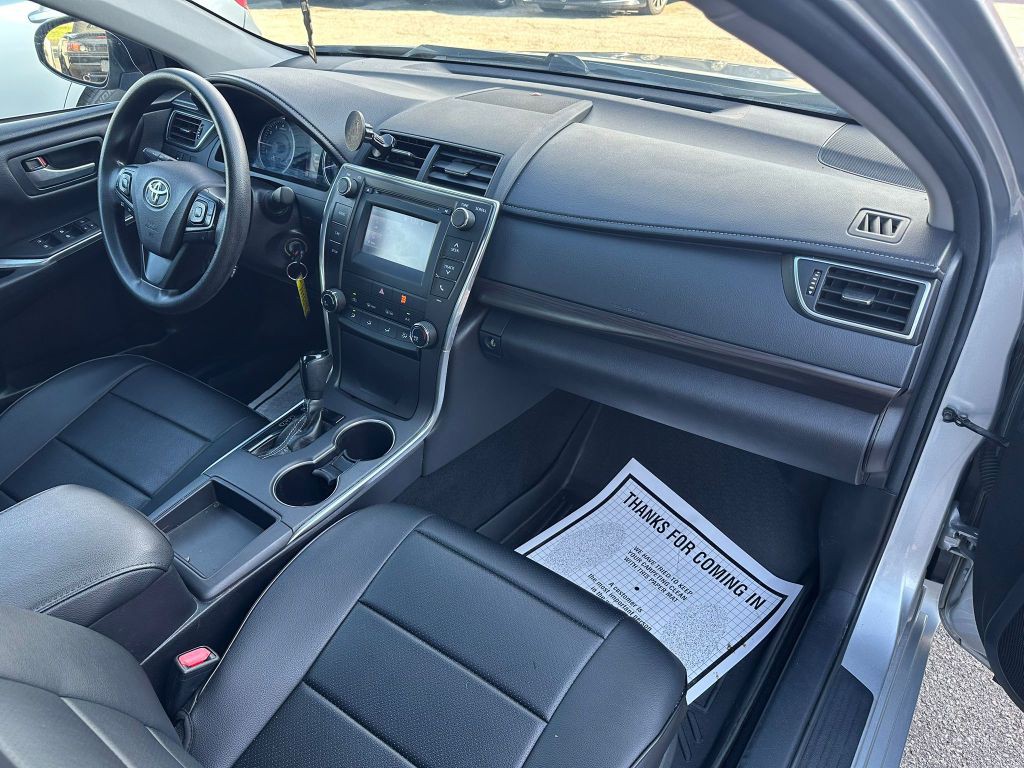 2017 Toyota Camry Image 19
