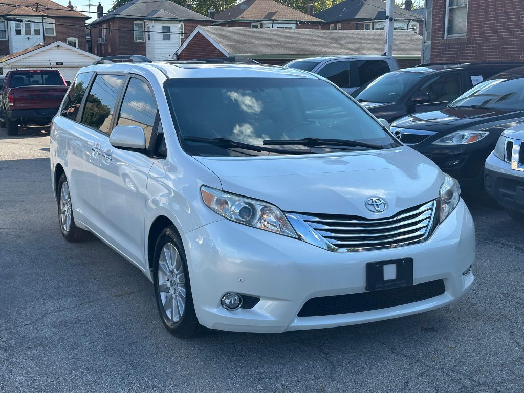 2012 Toyota Sienna Image 1