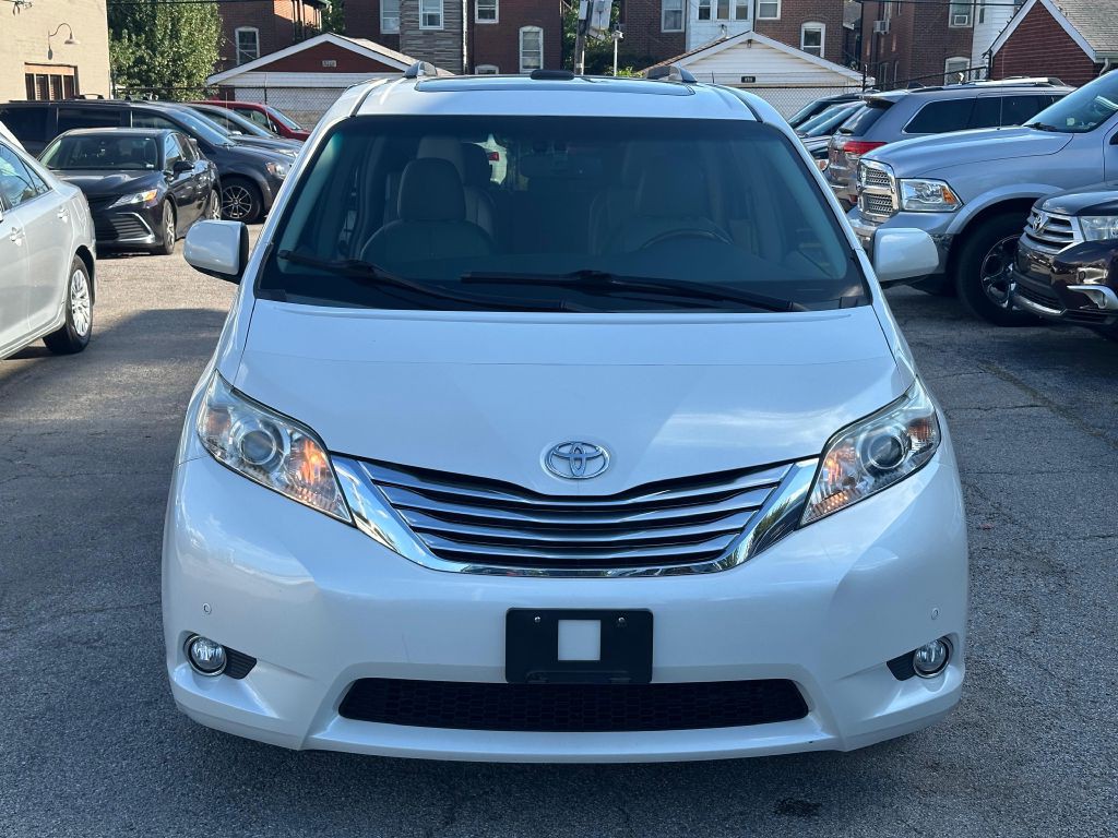 2012 Toyota Sienna Image 2
