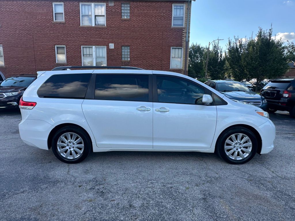 2012 Toyota Sienna Image 4