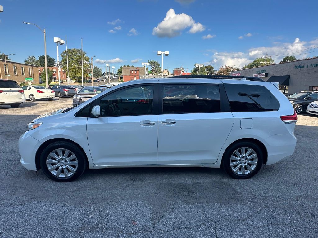 2012 Toyota Sienna Image 5