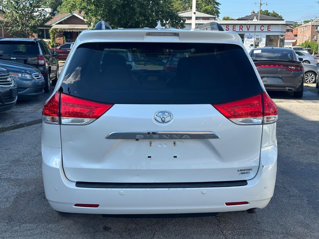 2012 Toyota Sienna Image 7