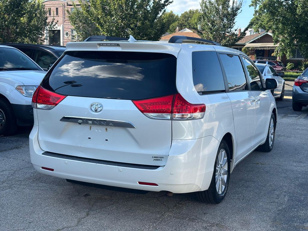 2012 Toyota Sienna Image 8