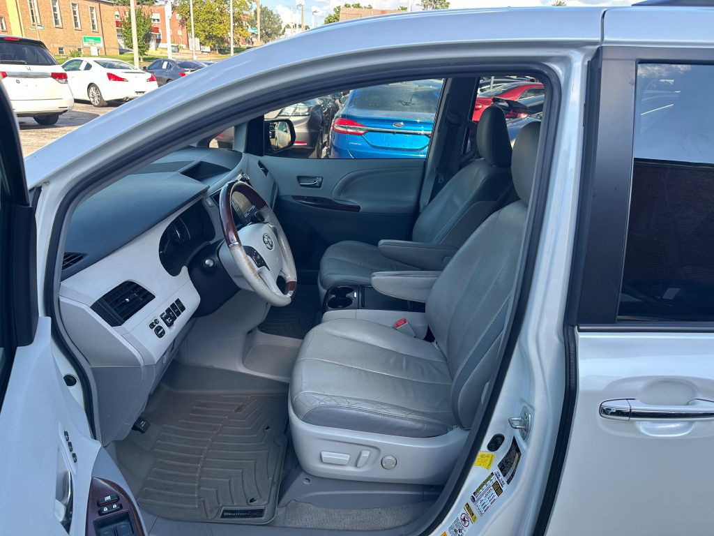 2012 Toyota Sienna Image 10